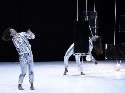 Silver Ballad - Cia La Súbita
Festival Dansa’t
Sant Andreu Teatre
Dijous 22-10-21
Direcció i interpretació: Laura Alcalà i Emma Riba (La Súbita)
Creació càpsules: Cecilia Colacrai, Núria Guiu, Fil d’’Arena, Laura Morales, Anne LeBatard
Il·luminació: Gabriela Bianchi (amb la col·laboració de Joana Serra i Sergio Roca)
Creació musical: Aurora Bauzà
Amb el suport de: Sismògraf d’Olot, Estruch de Sabadell, La Cité des Arts de la Rue de Marsella, TanzHaus Zürich, Centre Cívic Barceloneta, Centre Cívic El Sortidor, Teatre La Gorga de Palamós, Ateneu de Celrà, Espai d’Arts Escèniques Casal d’Alella.

I si la primera persona a trepitjar la lluna hagués estat una dona? A aquesta lluna hi esteu totes convidades. La Súbita proposa un retrobament entre tots els cossos  passats, presents i futurs, un akelarre, una celebració infinita.
Amb Silver Ballad, La Súbita proposa un viatge poètic pels cossos que les habiten, un homenatge a les dones que les inspiren i a les ballarines que deixen rastre sobre elles. És la cerca i la descoberta d’un espai de llibertat i seguretat. És la conquesta d’un oasi de pols lunar.